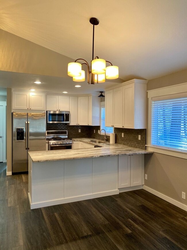 Building Photo - Fully renovated rambler on Westisde Rd with large shop