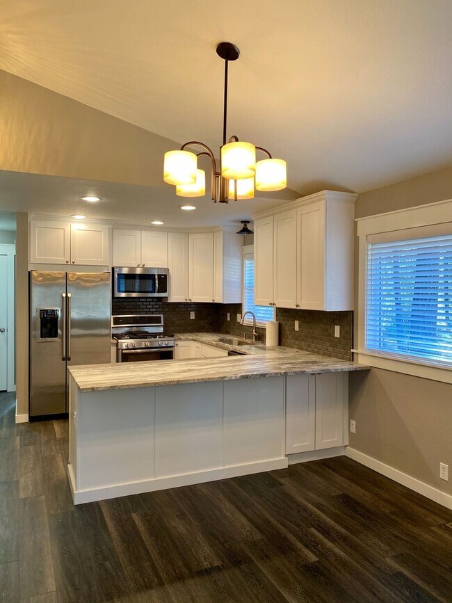 Foto del edificio - Fully renovated rambler on Westisde Rd with large shop