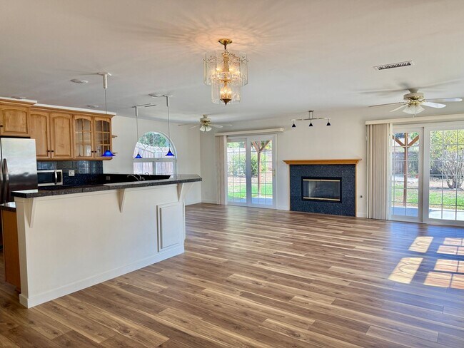 Foto del edificio - Four Bedroom Three Bath House