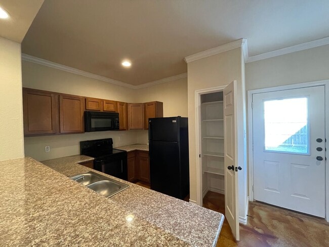 Building Photo - Town home for rent