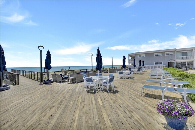 Building Photo - 585 Dune Rd