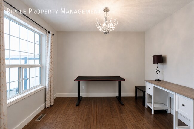 Photo du bâtiment - SPACIOUS 3-BED + DEN, 2.5-BATH HOUSE (UPPER) | PRIVATE BACKYARD | ATTACHED GARAGE