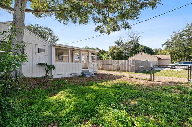 Building Photo - 619-629 Woodlawn St