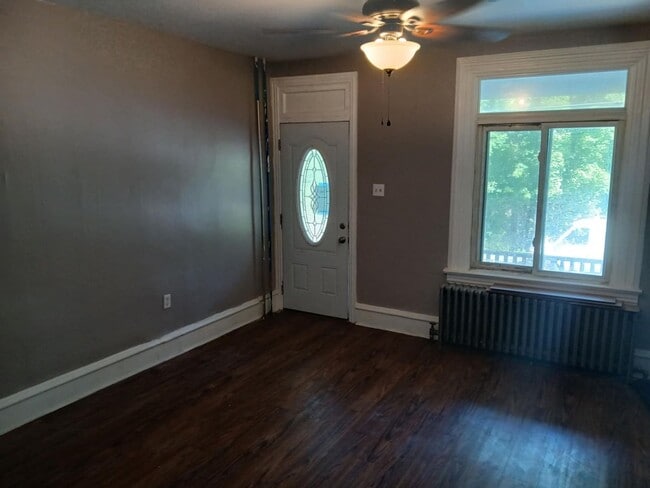 Building Photo - 4 bedroom 1 bathroom