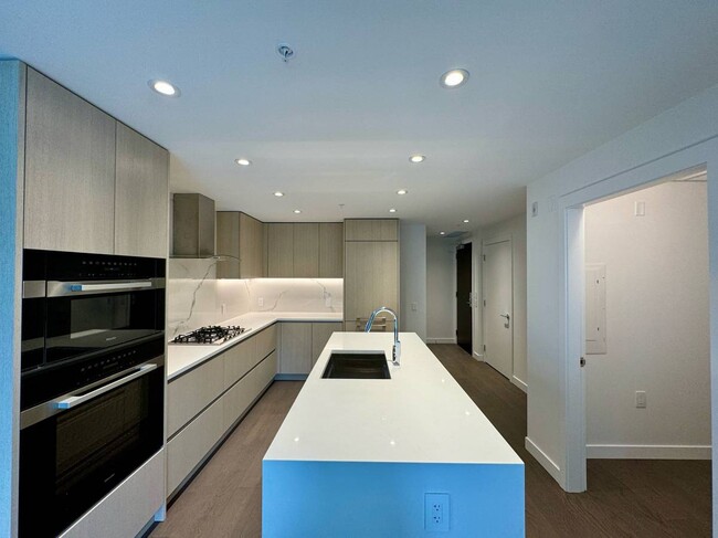 Building Photo - 5168 Cambie St