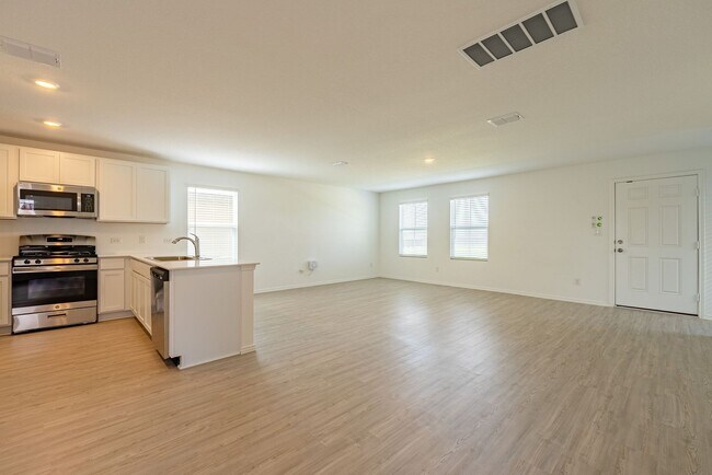 Foto del edificio - Brand New Modern Home with Included Applia...