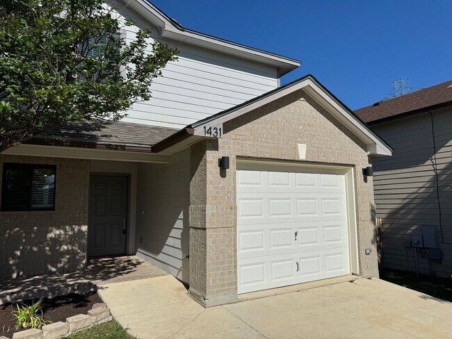 Building Photo - Welcome to this beautiful 3 bedroom, 2.5 b...