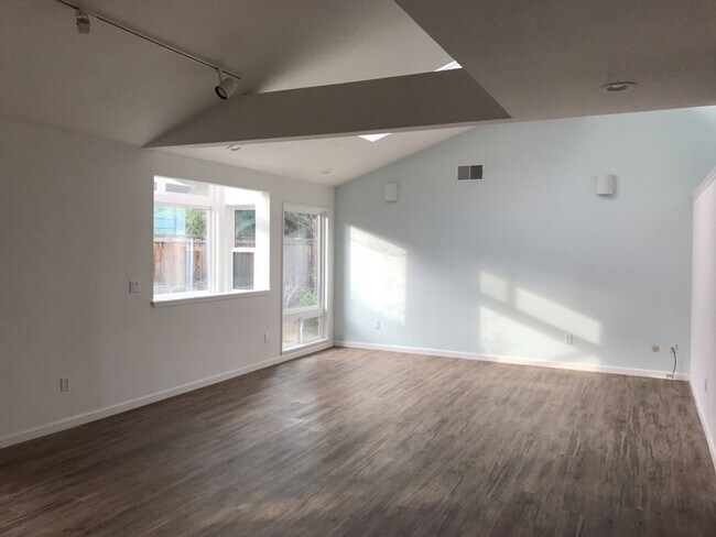 Foto del edificio - 3 Bedroom 2 bath plus Office Space in Nort...