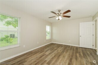 Building Photo - 1202 NE 14th Pl