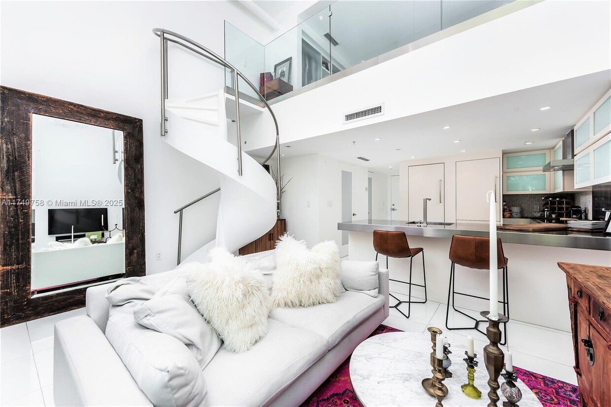 Primary Photo - 7744 Collins Ave