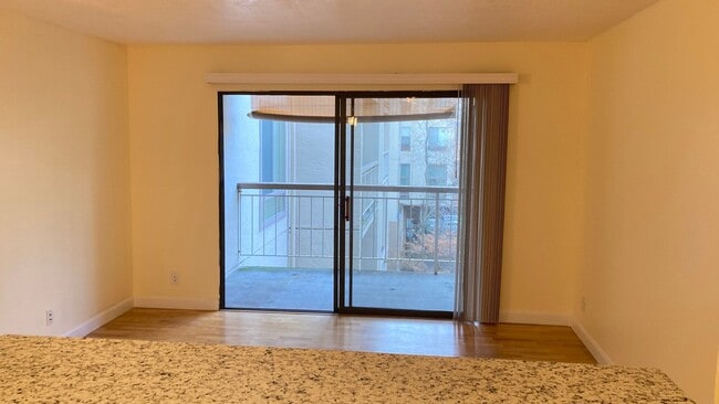 Foto del edificio - 460 N Civic Dr