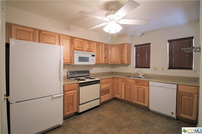 Building Photo - 661 Floral Ave
