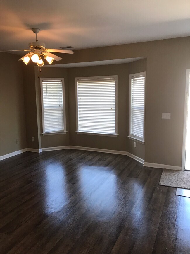 Building Photo - 2865 Bennington Dr