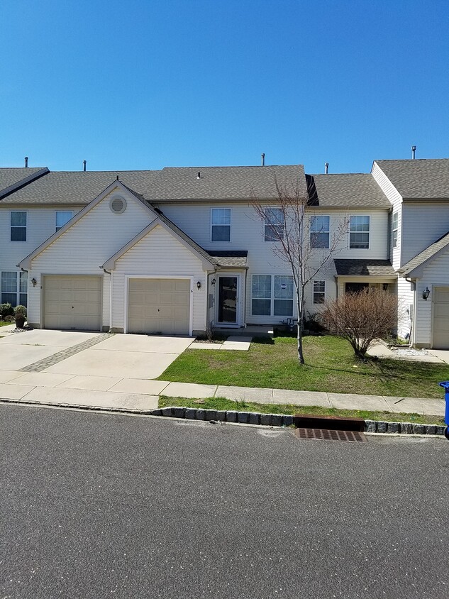 6 Woodcrest Ln, Delran, NJ 08075 Townhouse for Rent in Delran, NJ