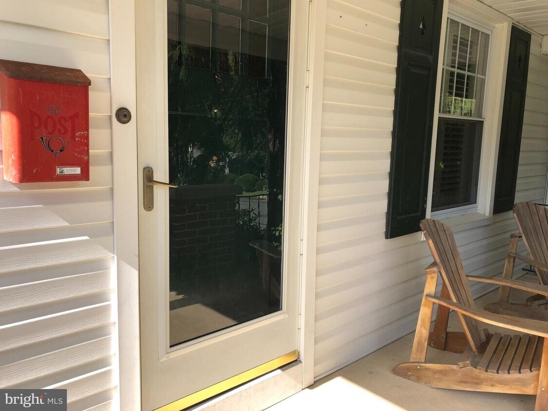 Primary Photo - 428 W Beechtree Ln