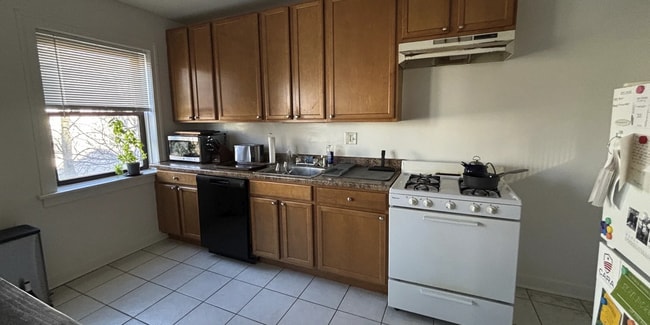 Building Photo - 3321 N Lakewood Ave