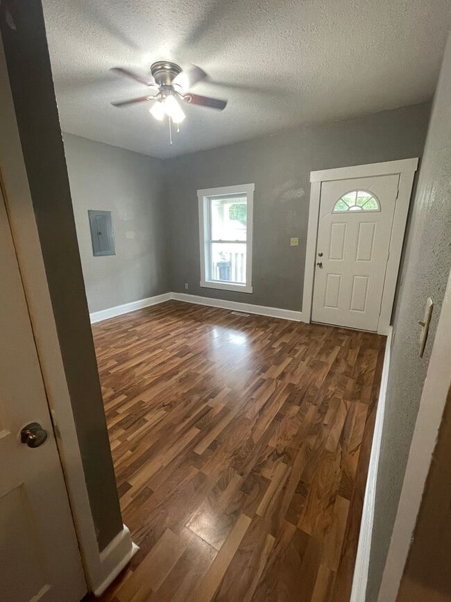 Building Photo - Spacious 3 Bedroom 1 Bath home available now!