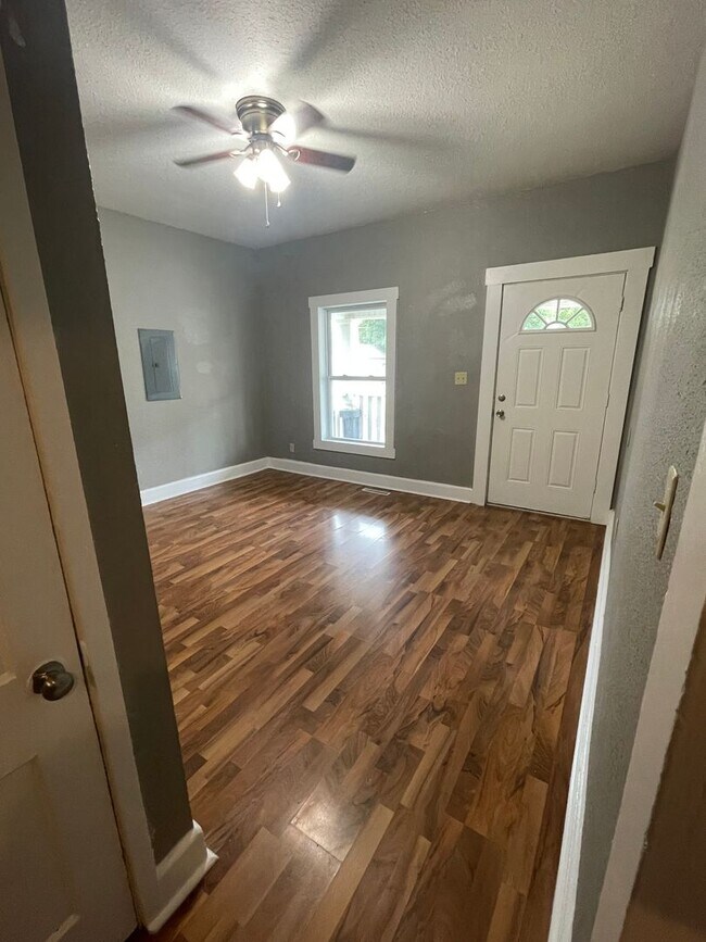 Foto del edificio - Spacious 3 Bedroom 1 Bath home available now!