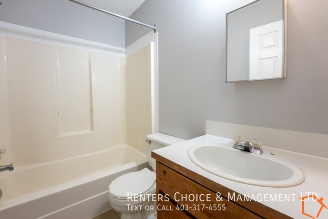 Building Photo - Apartment Near Downtown Taber with Assigned Parking