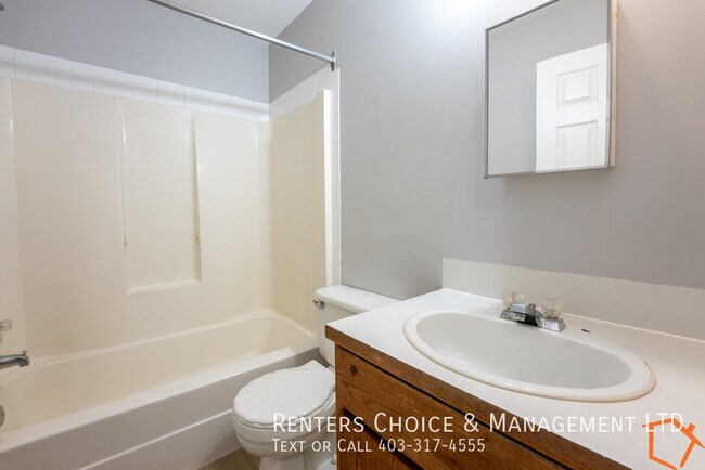 Photo du bâtiment - Apartment Near Downtown Taber with Assigned Parking
