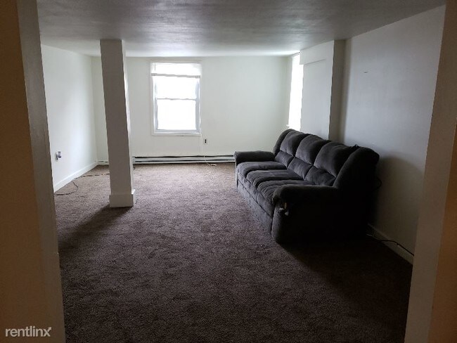 Building Photo - 3 br, 1 bath Apartment - 582 Main Street