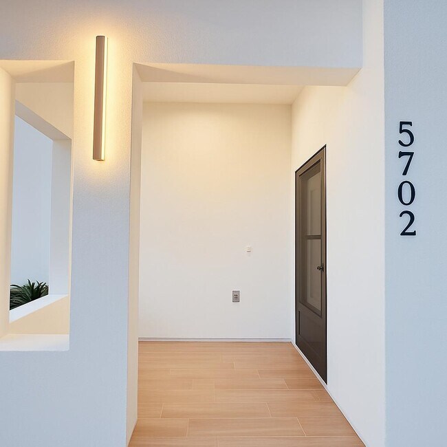 Foto del edificio - 5702 Moses Lp