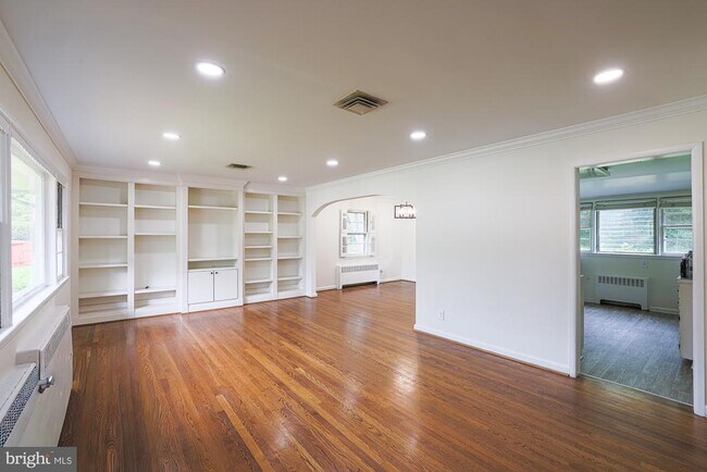 Foto del edificio - 2302 Farringdon Rd