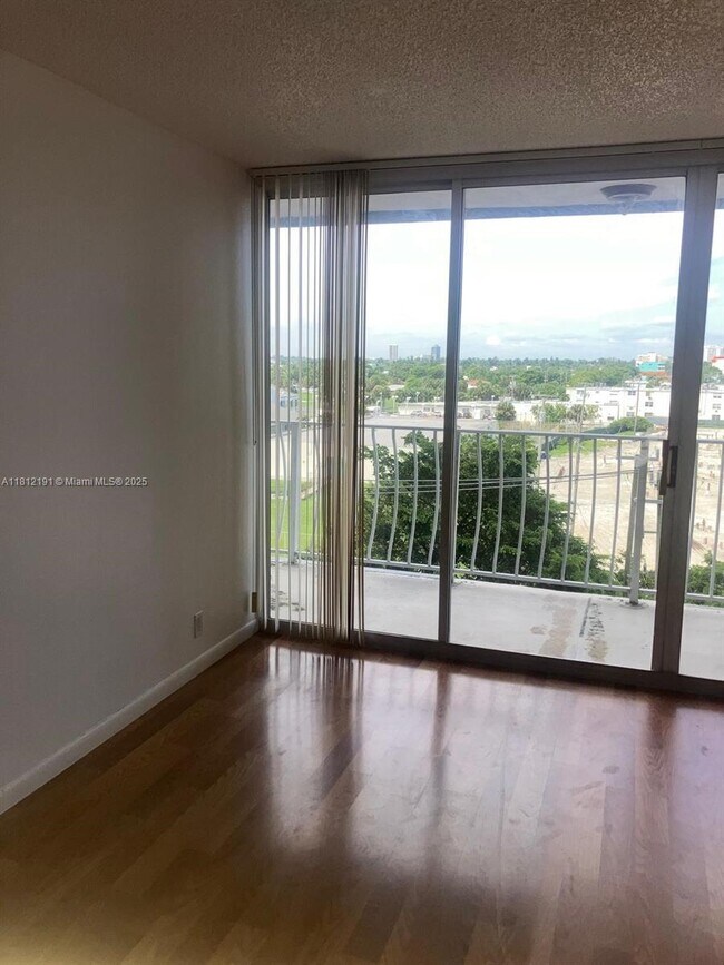 Foto del edificio - 7601 E Treasure Dr
