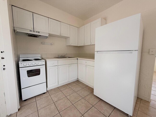 Building Photo - 5607 N Flagler Dr