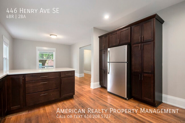Foto del edificio - 446 Henry Ave SE