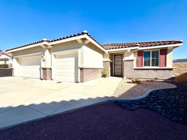 Foto del edificio - Open Concept 4 Bedroom Home Featuring Large Lot & 3-Car Garage