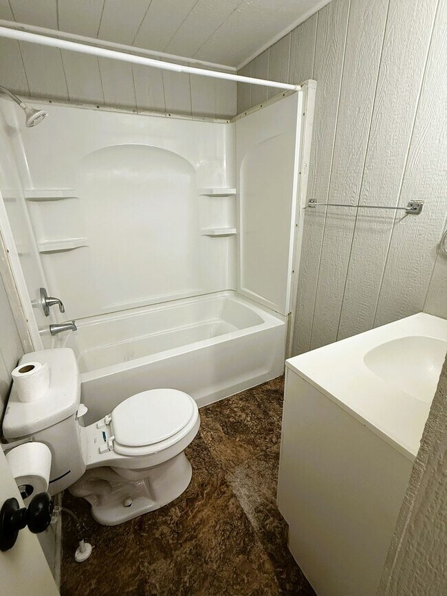 Foto del edificio - Charming 2-Bedroom Home with Detached Garage & Spacious Yard