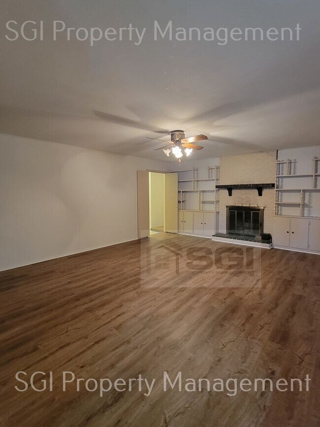 Building Photo - Fantastic Location in Casa Linda area in w...