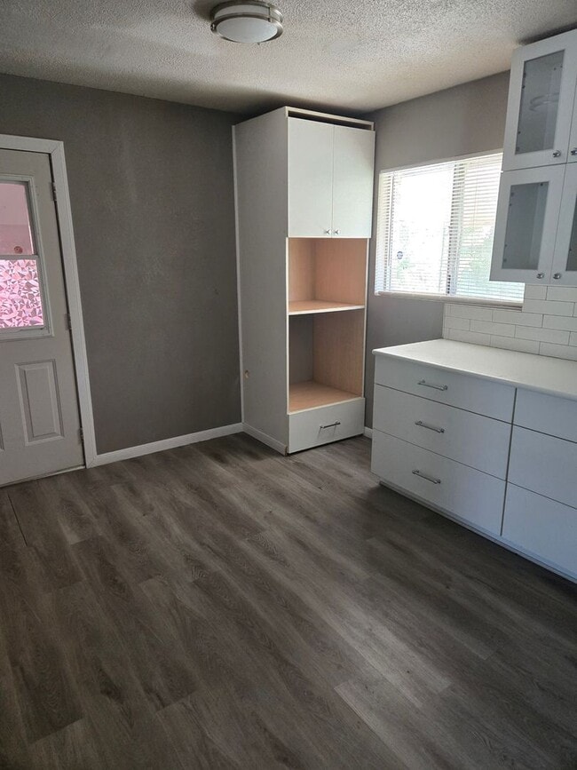 Building Photo - 109 W Robin Ln