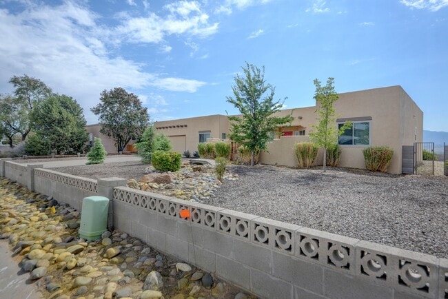 Building Photo - Amazing 4 Bedroom with Views SE Rio Rancho!