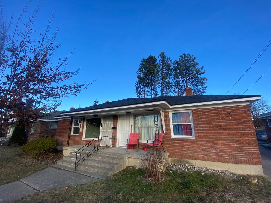 Foto principal - Updated 3 Bedroom Duplex in Northwest Spokane