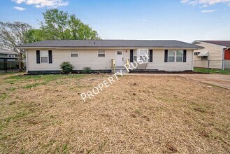Building Photo - 1104 Queens Dr