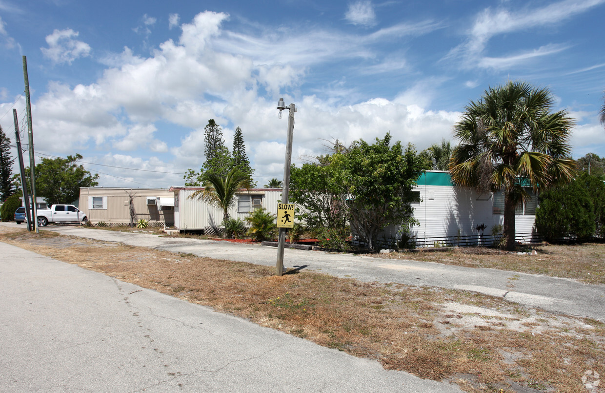 Building Photo - Hobe Village Mobile Home Park