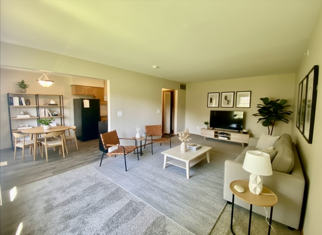 Foto del edificio - 2 Bedroom/1.5 Bathroom Apartment- First Floor