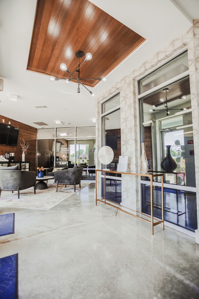 Building Photo - Canalside