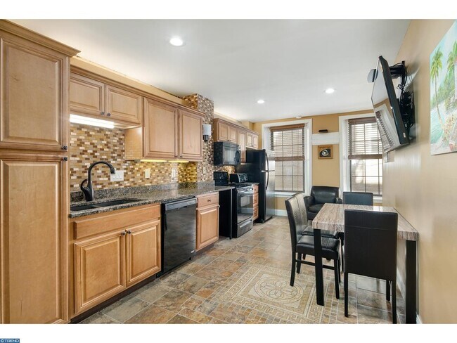 Interior Photo - 4 S Strawberry St