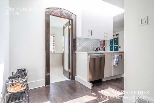 Building Photo - Three Bedroom Apartment Close to U of T