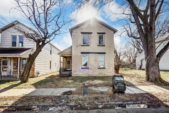Building Photo - Four Bedroom Available in Dayton!
