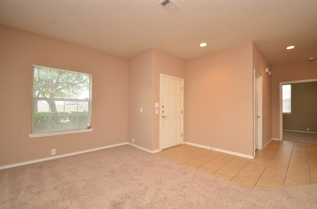 Building Photo - 915 Butterfly Ln