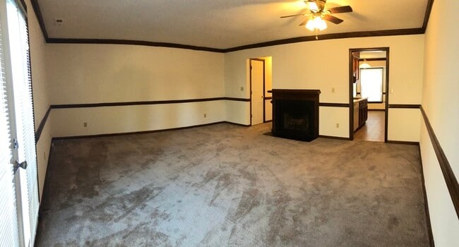 Building Photo - SPACIOUS TOWNHOME IN CENTRAL LOCATION