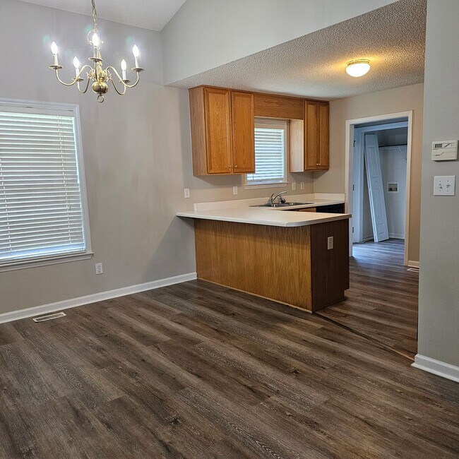 Foto del edificio - 3 Bedroom Ranch with fenced yard