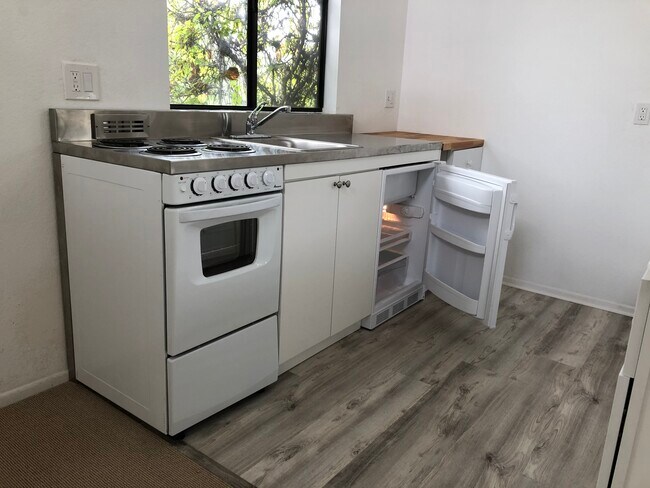 kitchenette - 4363 Chase Ave