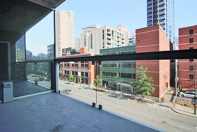 Building Photo - 802 N La Salle Dr