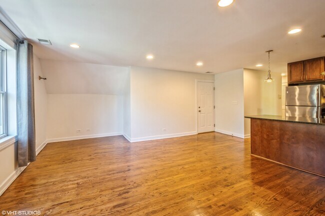 Building Photo - 3258 N Oakley Ave