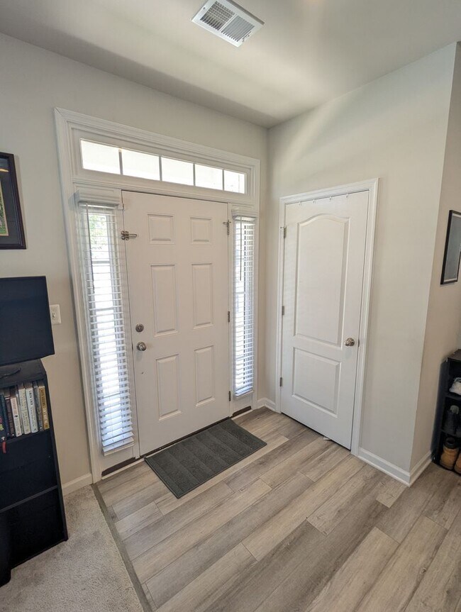Foto del edificio - END UNIT newer build in ideal Frederick lo...